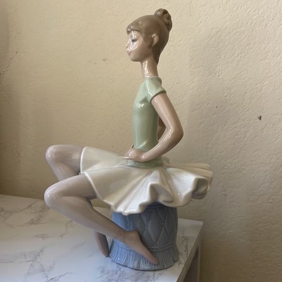 Lladro sitting ballerina - Picture 4 of 4